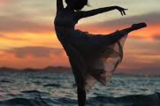 炸裂！司晓迪凌晨甩黑色吊带美照评论区从吃瓜到吐槽吵翻了天